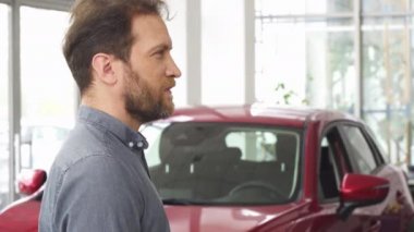 Arabanın anahtarlarını Bayilik showroom, gösterilen gülümseyen mutlu olgun adam