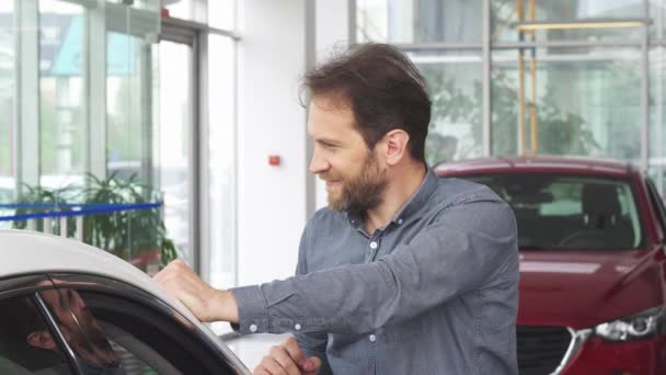 Zralé šťastný pohledný muž pózuje s jeho nové auto — Stock video