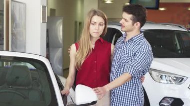 Seven çift Bayilik satışı için yeni bir Cabrio incelenmesi