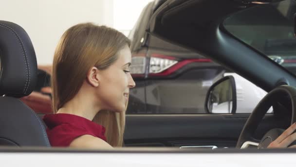 Linda mulher posando em seu novo conversível segurando chaves do carro — Vídeo de Stock