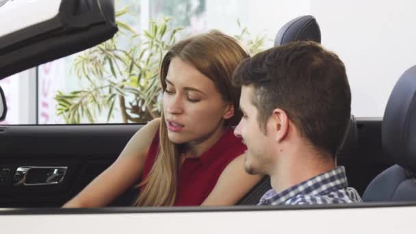 Vrolijke paar autosleutels tonen aan hun nieuwe convertible — Stockvideo