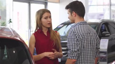 Genç güzel kadın erkeğini için galeride söz