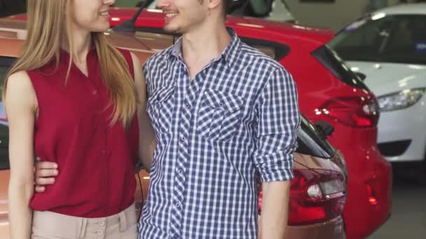 Plan recadré d'un couple souriant montrant les clés de la voiture au concessionnaire — Video