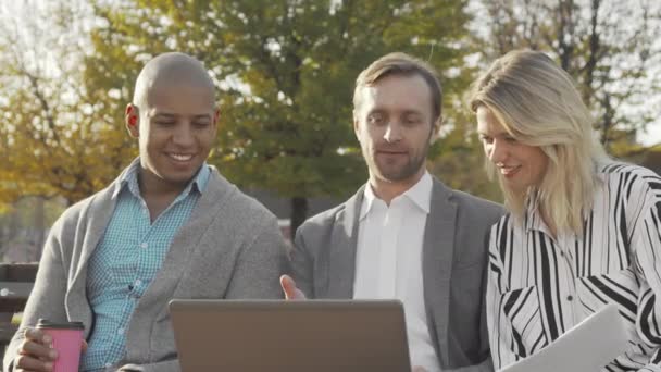 Groep zakenmensen met laptop in het park — Stockvideo