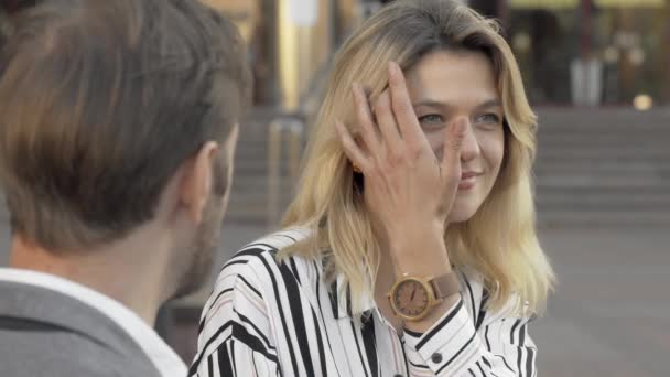 Preciosa mujer de negocios madura hablando con un colega al aire libre — Vídeos de Stock