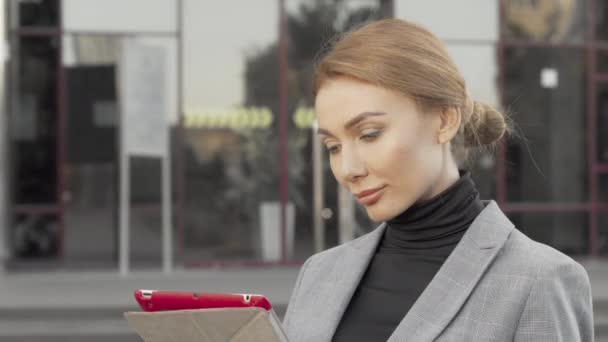 Όμορφη επιχειρηματίας χρησιμοποιώντας ψηφιακή ταμπλέτα σε εξωτερικούς χώρους στην πόλη — Αρχείο Βίντεο