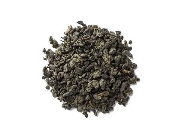 Верхний вид зеленых листьев чая изолированы на белом — стоковое фото