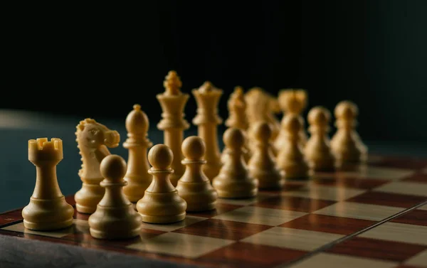iş ve strateji konsepti, eski renk satranç tahtası oyunu