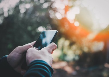 akıllı telefon kullanırken insanın elinin bir parçası