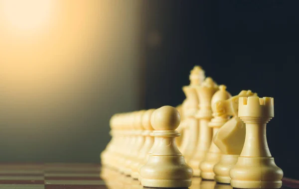iş ve strateji konsepti, satranç tahtası oyunu klasik renk tonu etkisi