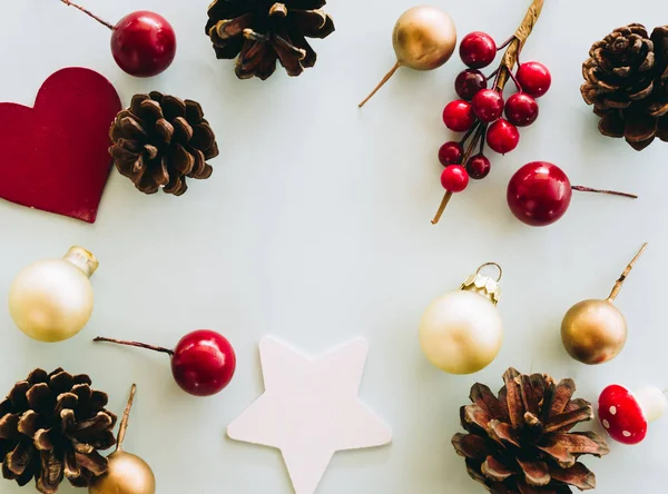 Noel süslemesi ahşap masaya yerleştirilmiş.