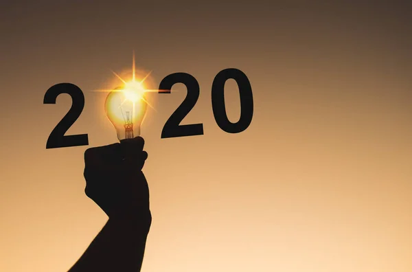 2020 Відзначення Нового Року Частиною Людської Руки Тримає Лампочку — стокове фото