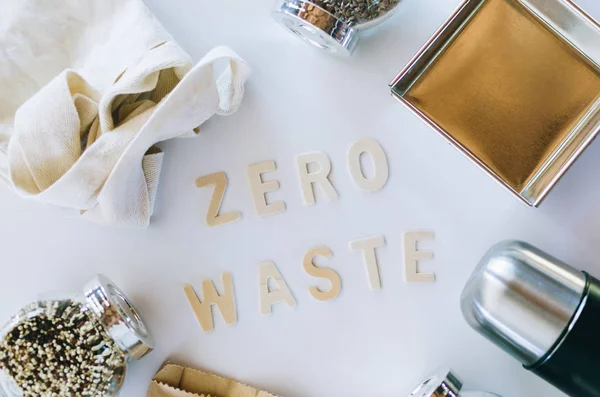 "zero waste "woord op de witte achtergrond omcirkeld door geen plastic — Stockfoto