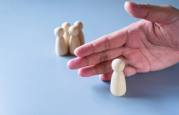 Menselijke Hand Voorkomt Dat Een Houten Pop Uit Zijn Groep — Stockfoto