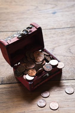 Tahta masa manzaralı küçük tahta sandıktaki Amerikan paraları yığını.