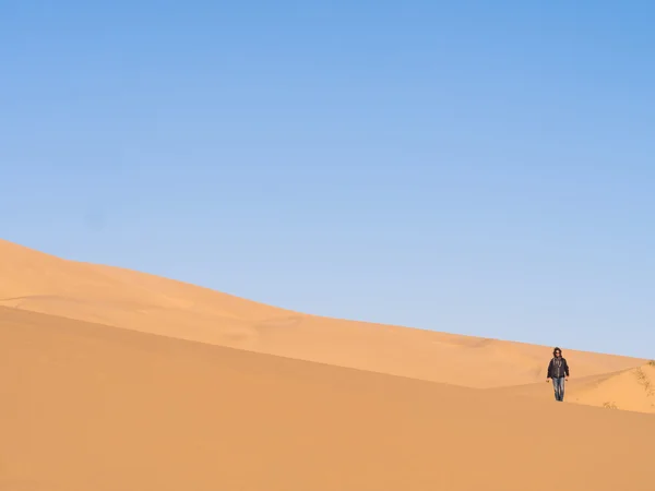 Homme célibataire marchant sur le désert — Photo