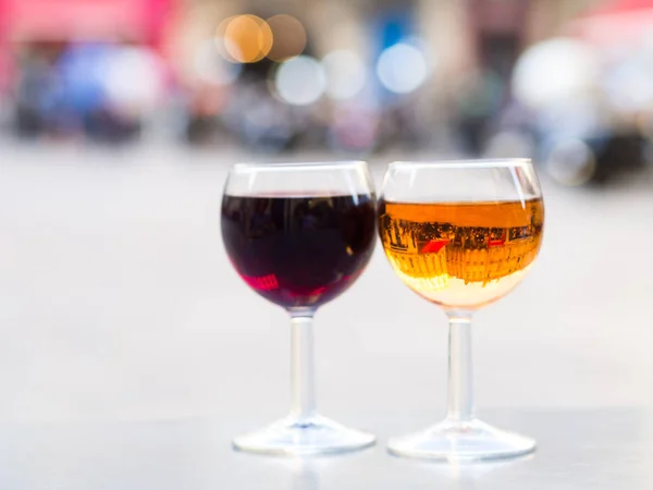 Röda och vita viner Bordeaux — Stockfoto