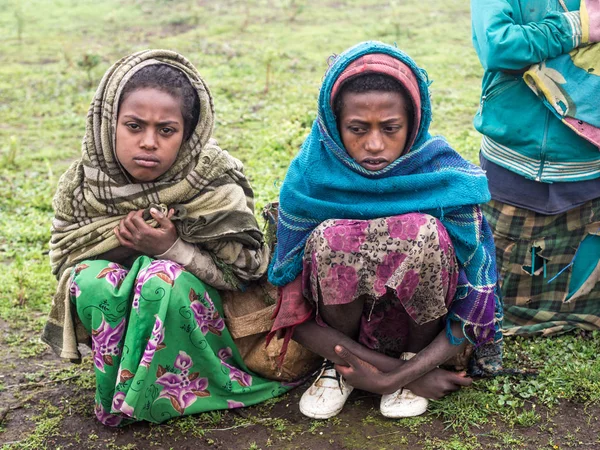 Dziewczyny, sprzedaż pamiątek góry Semien, Etiopii, na fogg — Zdjęcie stockowe