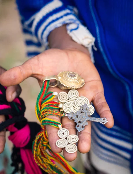 Souvenirs verkocht door lokale kinderen dicht bij Axum, Ethiopië. — Stockfoto