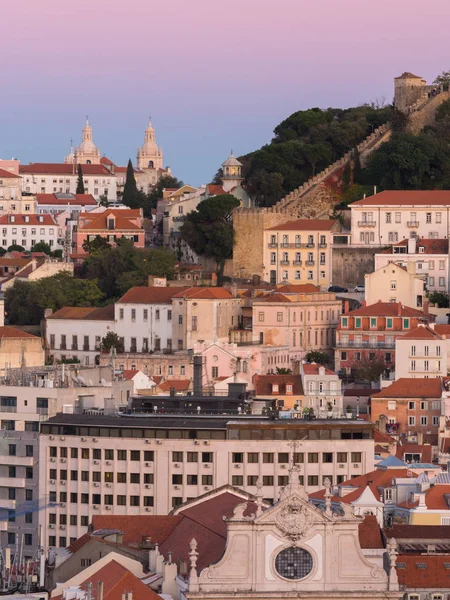 Stadtbild von Lissabon mit Schloss am Abend — Stockfoto