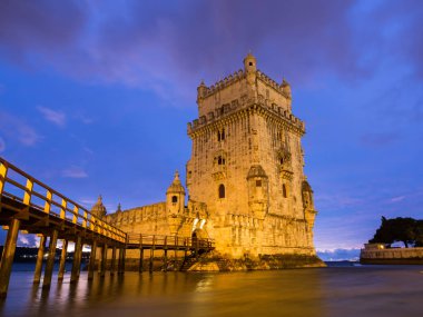 Torre de Belem gece Nehri kıyısında
