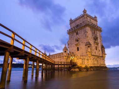Torre de Belem gece Nehri kıyısında