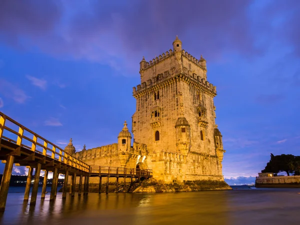 Torre de Belem sulla riva del fiume di notte — Foto Stock
