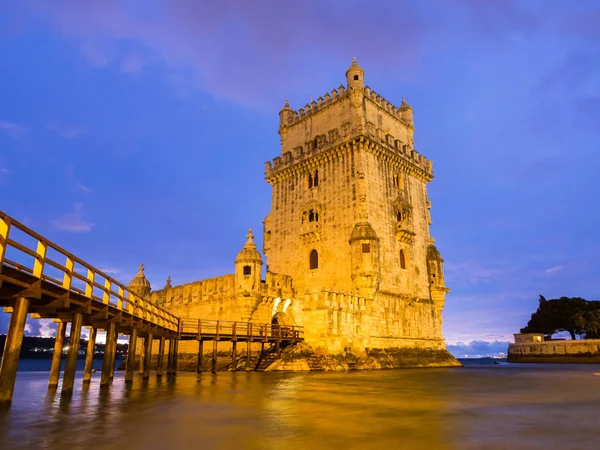 Torre de Belem a orillas del río por la noche — Foto de Stock