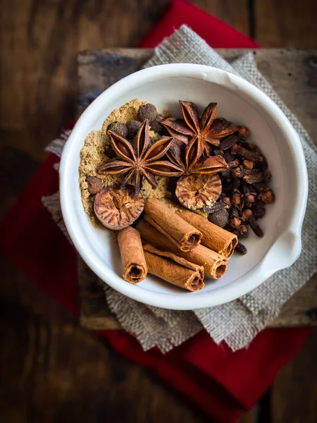 Mistura de especiarias para fazer pão de gengibre — Fotografia de Stock