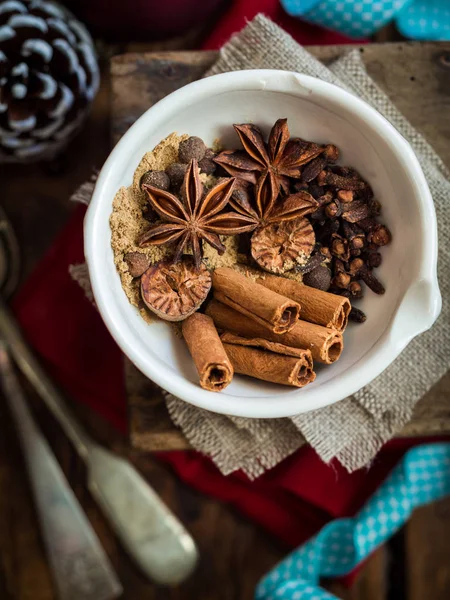 Mistura de especiarias para fazer pão de gengibre — Fotografia de Stock