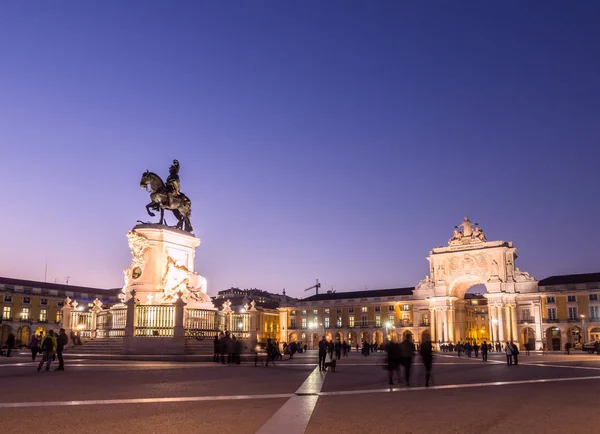 Zona de Praca do Comercio con estatua por la noche — Foto de Stock