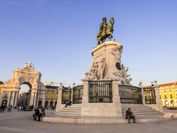 Zona de Praca do Comercio con estatua al atardecer — Foto de Stock