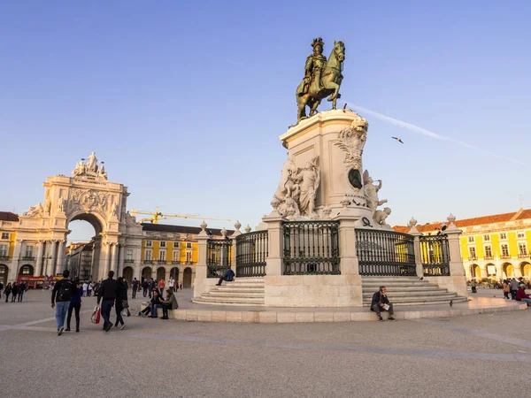Area Praca do Comercio with statue at sunset — Stock Photo, Image