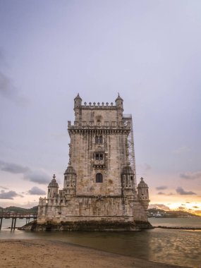 Torre de Belem gündoğumu Nehri kıyısında