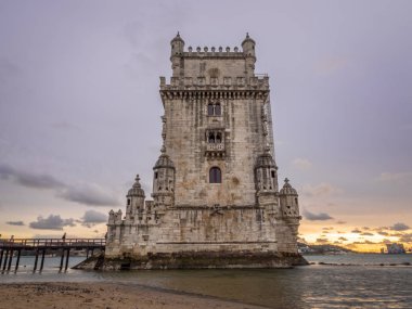 Torre de Belem batımında Nehri kıyısında 