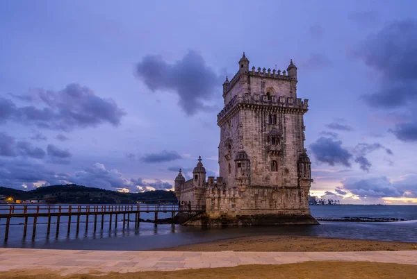 Torre de Belem sulla riva del fiume all'alba — Foto Stock