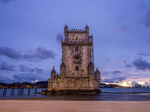 Torre de Belem sulla riva del fiume di notte — Foto Stock