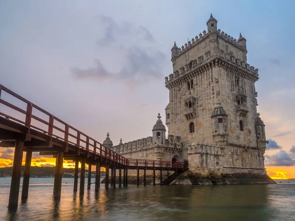 Torre de Belem con ponte sulla riva del fiume — Foto Stock