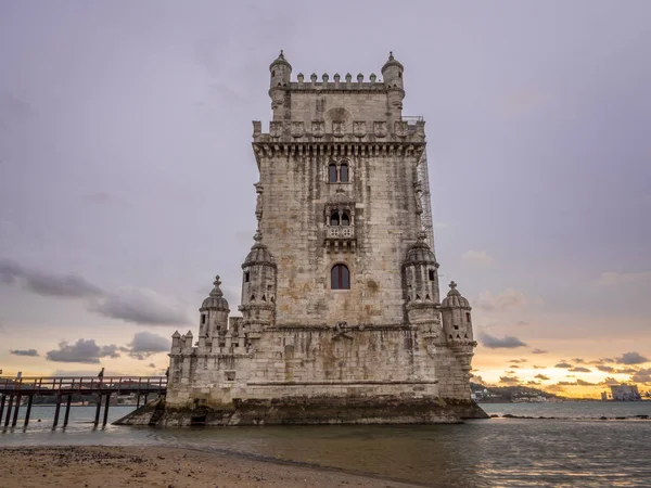 Torre de Belem batımında Nehri kıyısında 