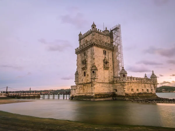 Torre de Belem sulla riva del fiume al tramonto — Foto Stock