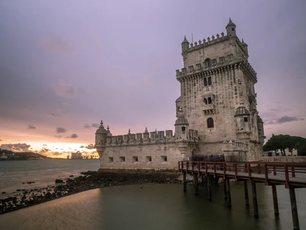 Torre de Belem a orillas del río al atardecer — Foto de Stock