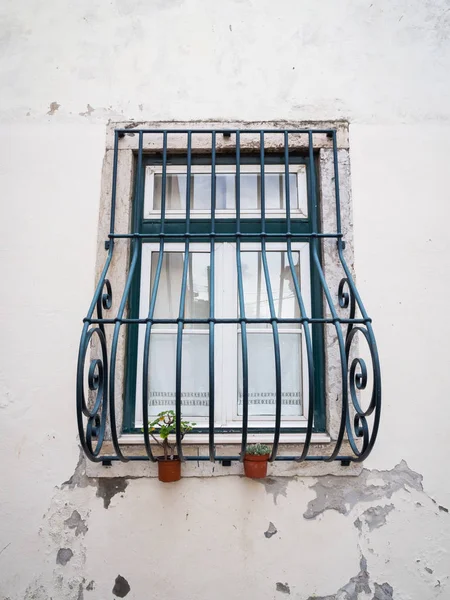 Ventana con barra de ladrón negro — Foto de Stock