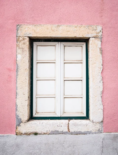 Velha janela vintage na parede rosa — Fotografia de Stock