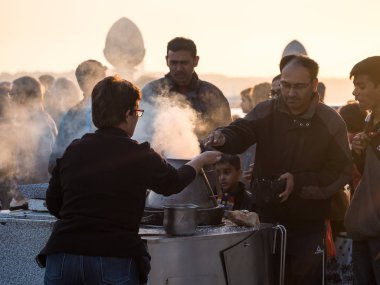 Kavrulmuş kestane satan kadın