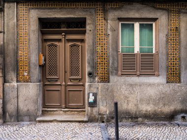 Eski bina Bairro Alto giriş