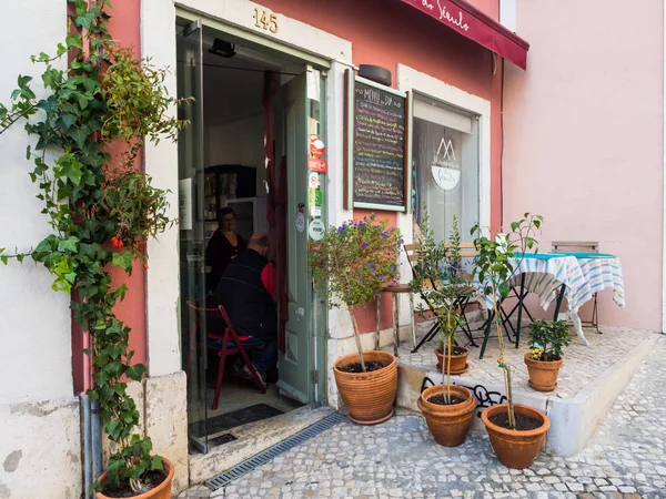 Typisk restaurang i gamla stan i Lissabon — Stockfoto