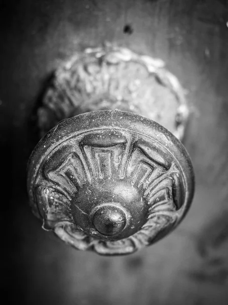 Door handle with ornaments in Lisbon — Stock Photo, Image