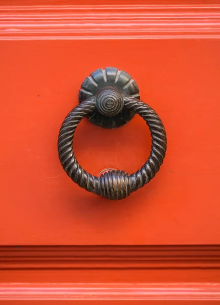 Old metal knocker in Barrio Alto — Stock Photo, Image