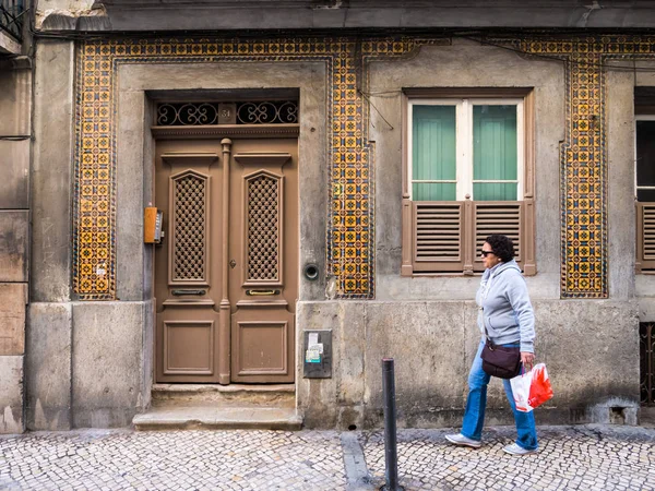 Vrouw in de buurt van oud gebouw in Bairro Alto — Stockfoto