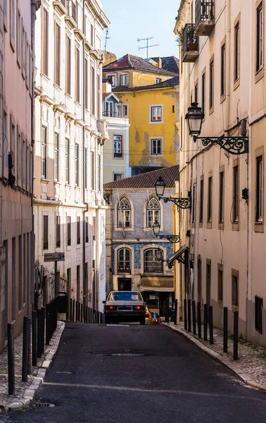 Straat in het oude centrum van Lissabon — Stockfoto